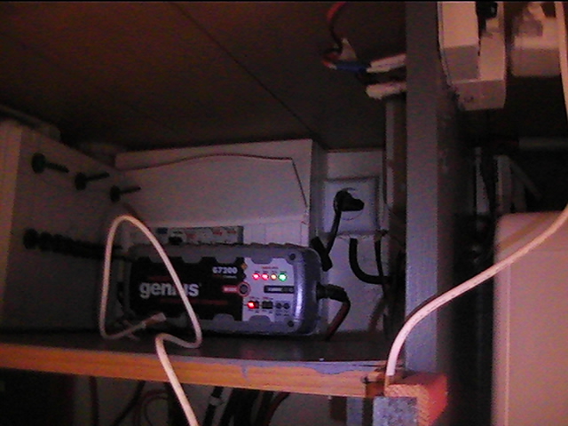 le chargeur, qui est genial, et peut fournir du courant