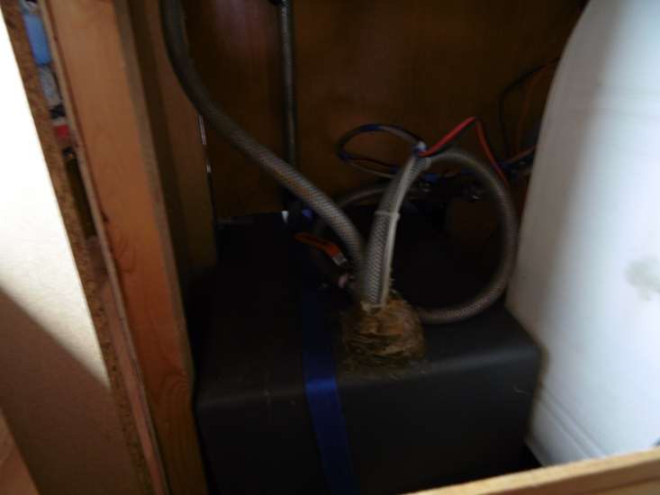 reservoir eau propre sous evier avec pompe immerge