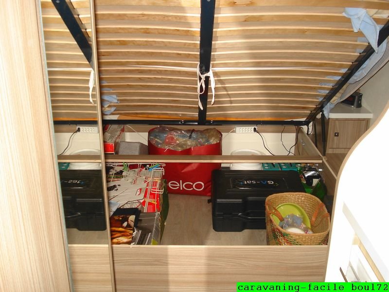 accès sous le lit avec trappe extérieur